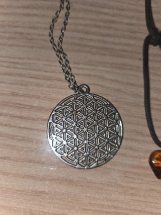 5 collares: 2 plata, 2 piedras, 1 redondo