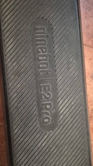 Patinete Eléctrico Negro con Casco