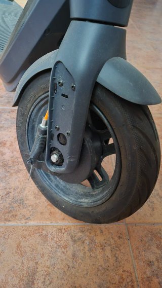 Patinete Eléctrico Negro con Casco