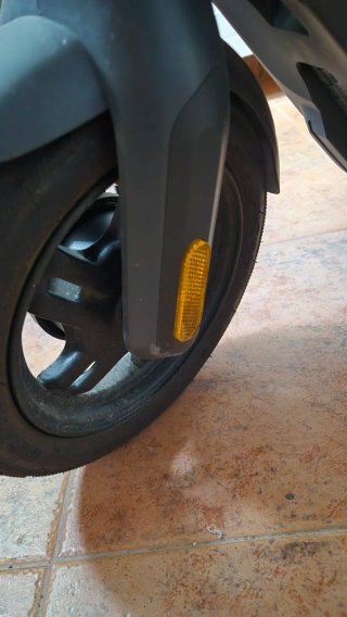 Patinete Eléctrico Negro con Casco