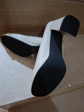 Zapatos beis de tacón talla 40