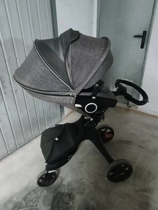 Carrito de bebé gris