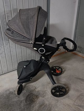 Carrito de bebé gris
