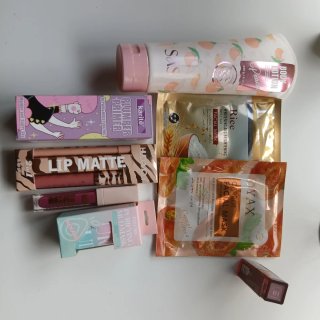 Lote 8 productos belleza: Karité, Huda, SAS