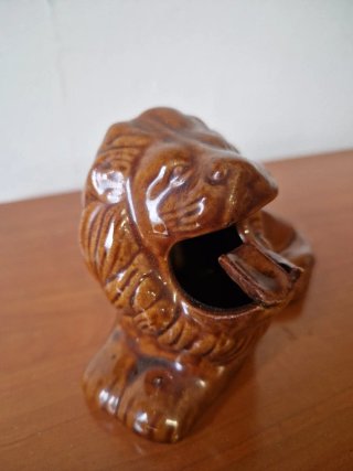 Figura cerámica león cenicero
