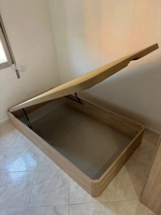Cama con cabecero y colchón
