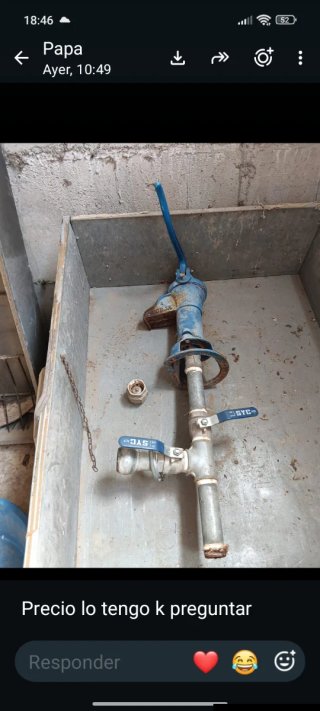 Bomba de agua manual azul