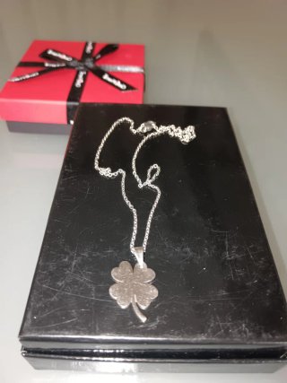 Cadena con colgante trébol