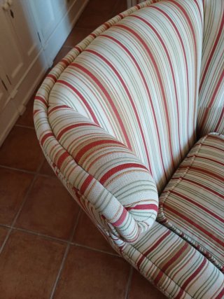 Sillón con orejeras estructura en madera con rayas