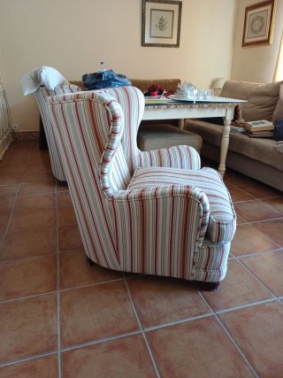 Sillón con orejeras estructura en madera con rayas