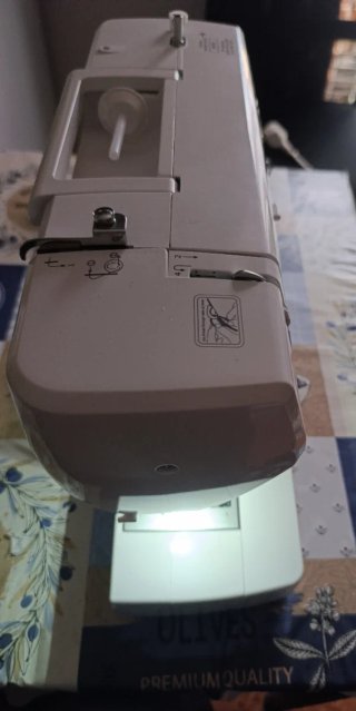 Máquina de coser Uten modelo 2685A