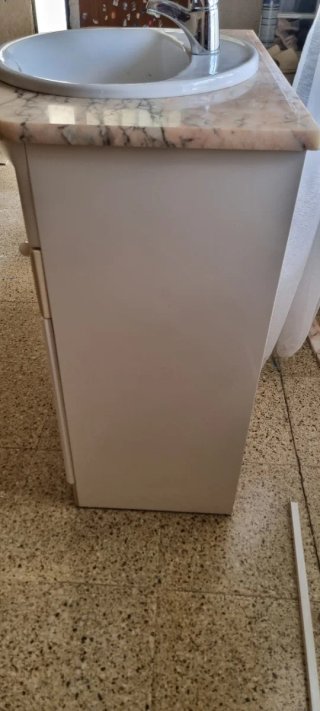 Mueble de baño con lavabo y mármol