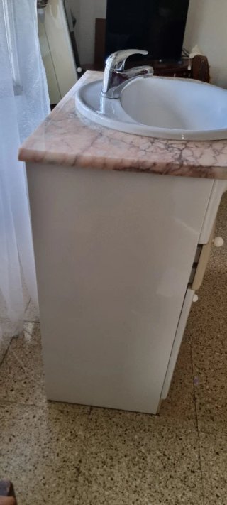 Mueble de baño con lavabo y mármol