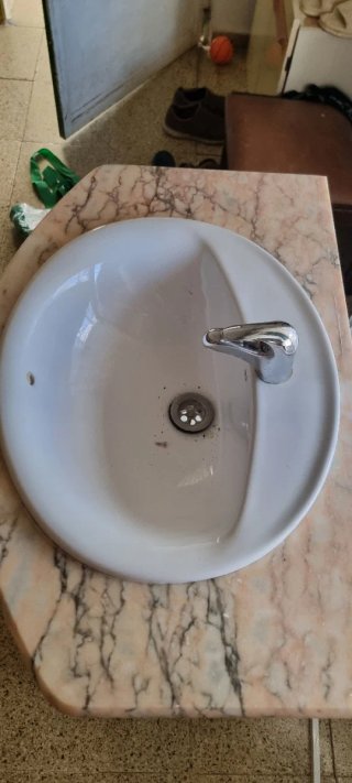 Mueble de baño con lavabo y mármol