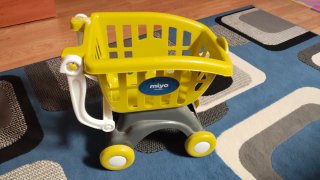 Carro de la compra de juguete amarillo