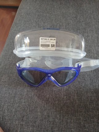 Gafas de natación azules.  Un solo uso.