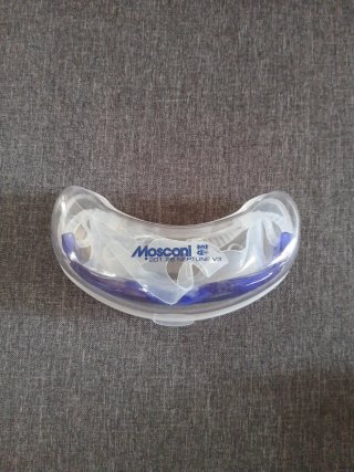 Gafas de natación azules.  Un solo uso.
