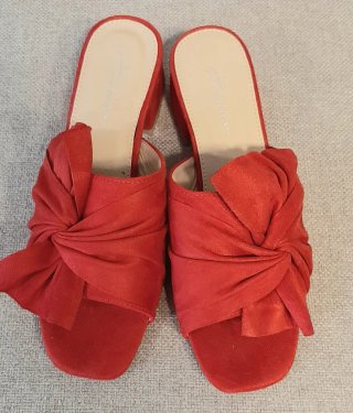 Zapatos rojos destalonados tacón bajo