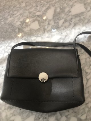 Bolso gris con detalles plateados