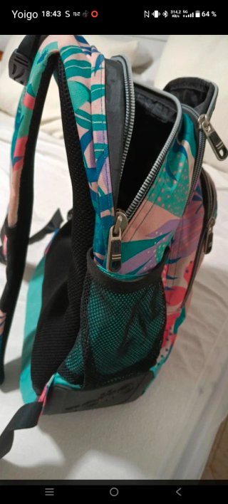 Mochila escolar azul y negra