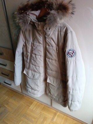 Plumífero beige con cuello de pelo