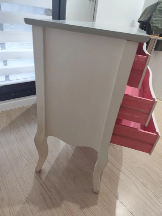 Cómoda vintage gris y blanca