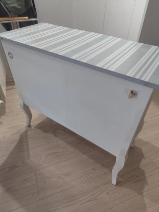 Cómoda vintage gris y blanca