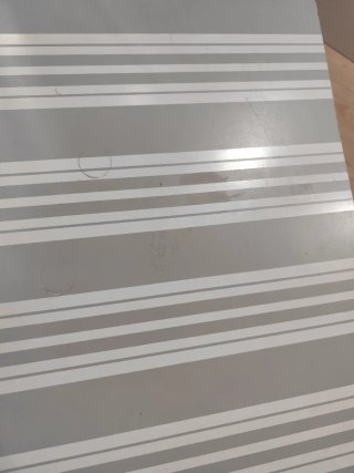 Cómoda vintage gris y blanca