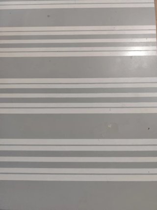 Cómoda vintage gris y blanca