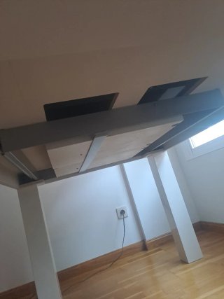 Mesa de salón blanca con detalles