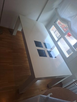 Mesa de salón blanca con detalles