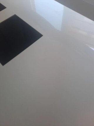 Mesa de salón blanca con detalles