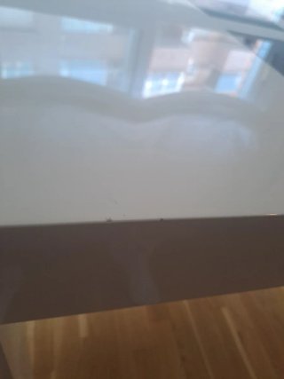 Mesa de salón blanca con detalles