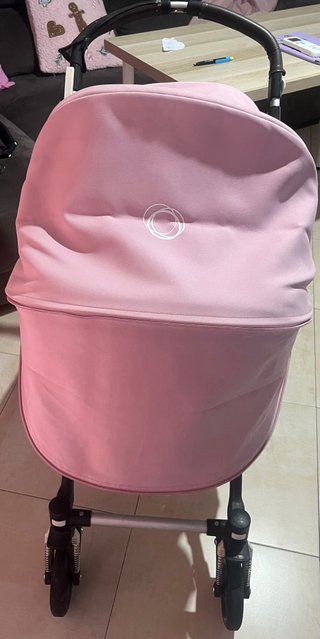 Carrito de bebé , tambien tiene su capota
