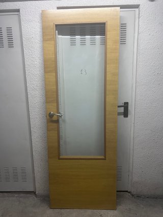Puerta de madera con cristal