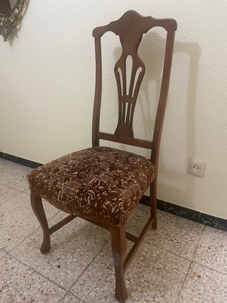 Sillas clásicas de madera con asiento tapizado