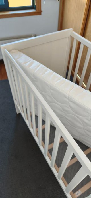 Cuna de madera con colchón IKEA