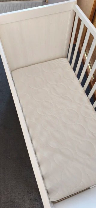 Cuna de madera con colchón IKEA