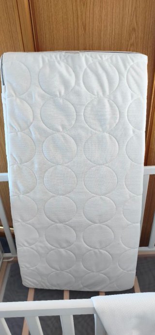 Cuna de madera con colchón IKEA