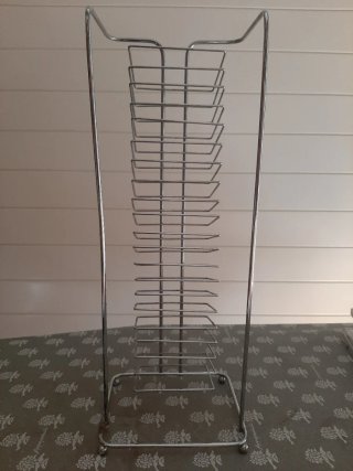 Estante metálico para CDs
