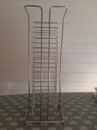 Estante metálico para CDs