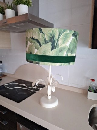 Lámpara de mesa con pantalla floral