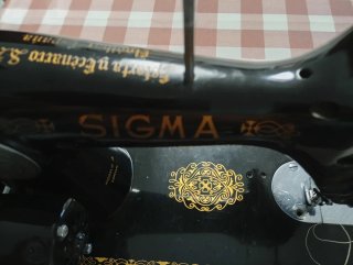 Máquina de coser Sigma antigua