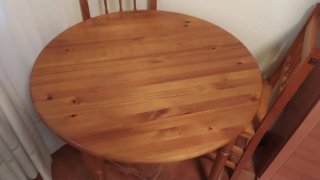 Mesa redonda extensible y 4 sillas de madera