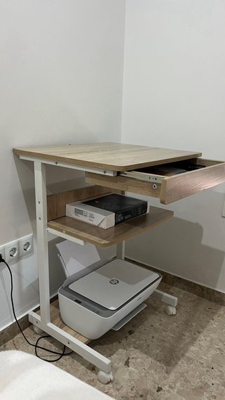 Escritorio auxiliar con ruedas y estantes