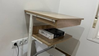 Escritorio auxiliar con ruedas y estantes