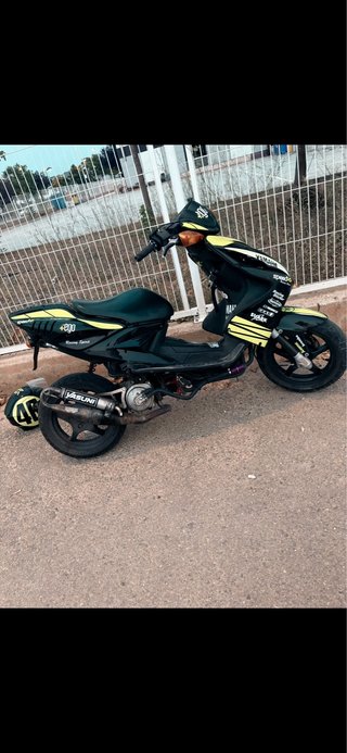 Yamaha Aerox Scooter Negro/Amarillo