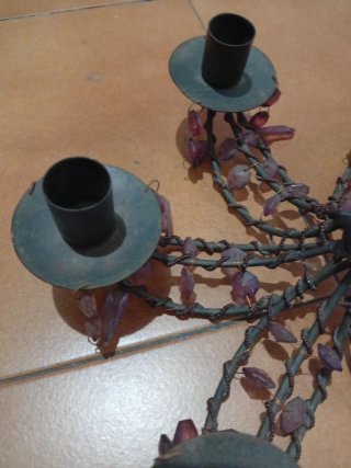 Candelabro con cuentas moradas y plateadas