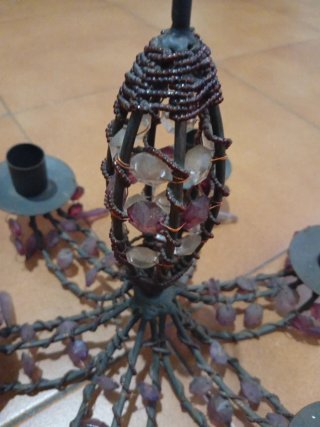 Candelabro con cuentas moradas y plateadas