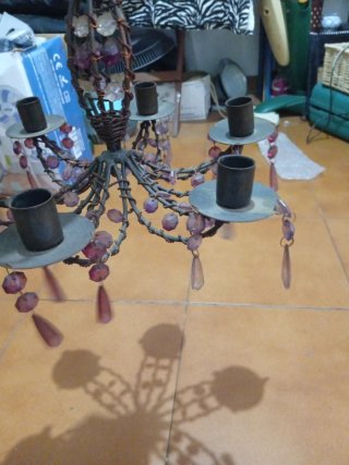 Candelabro con cuentas moradas y plateadas